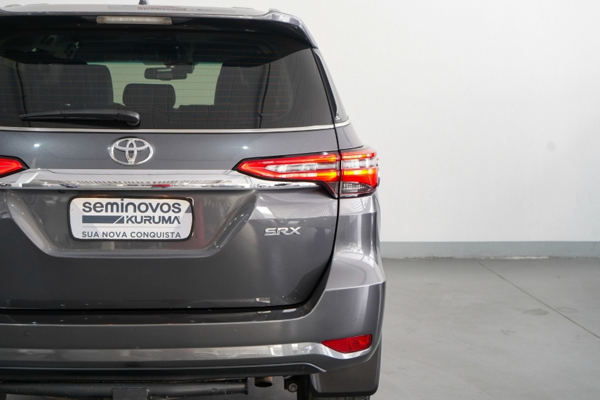 Carro Toyota HILUX SW4