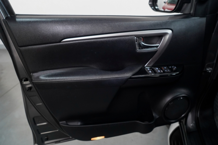 Carro Toyota HILUX SW4