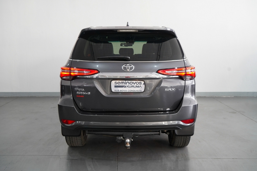 Carro Toyota HILUX SW4