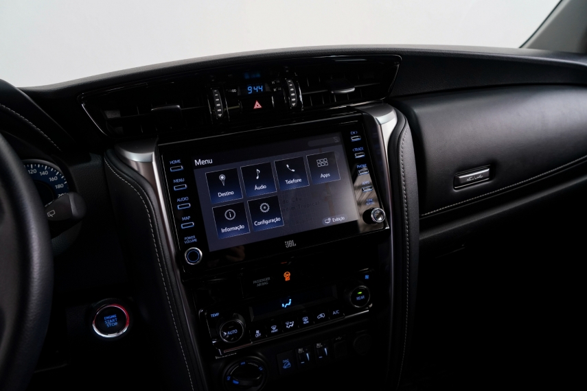 Carro Toyota HILUX SW4