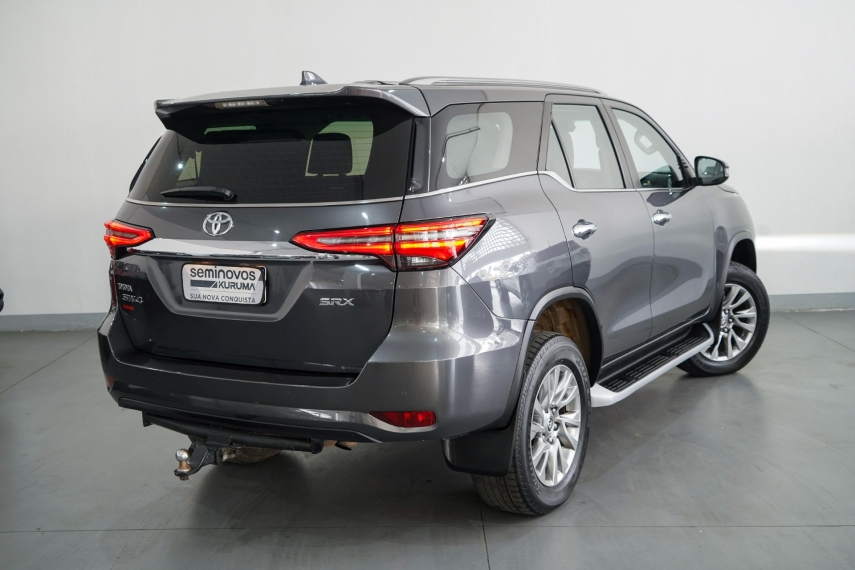 Carro Toyota HILUX SW4
