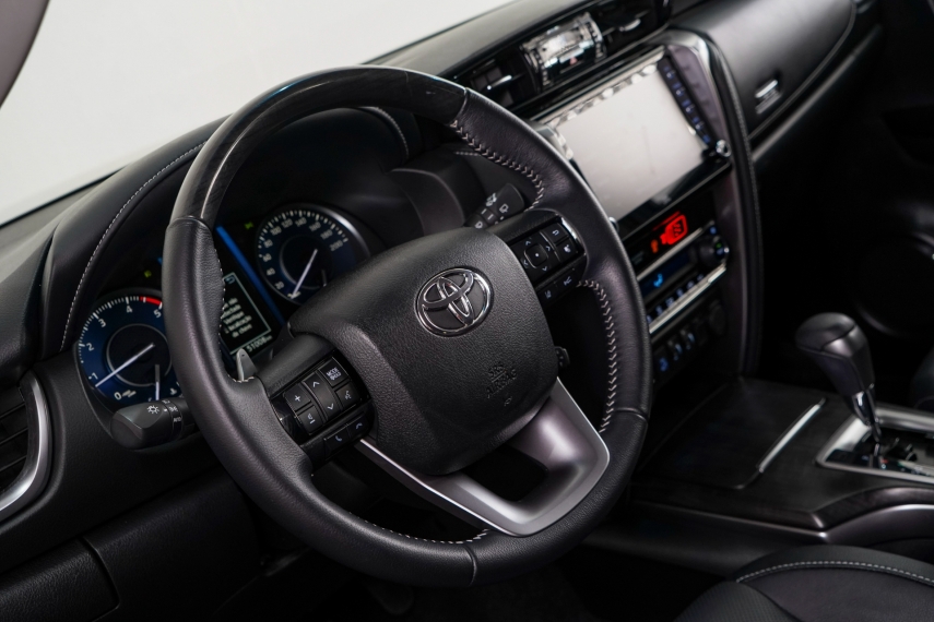 Carro Toyota HILUX SW4