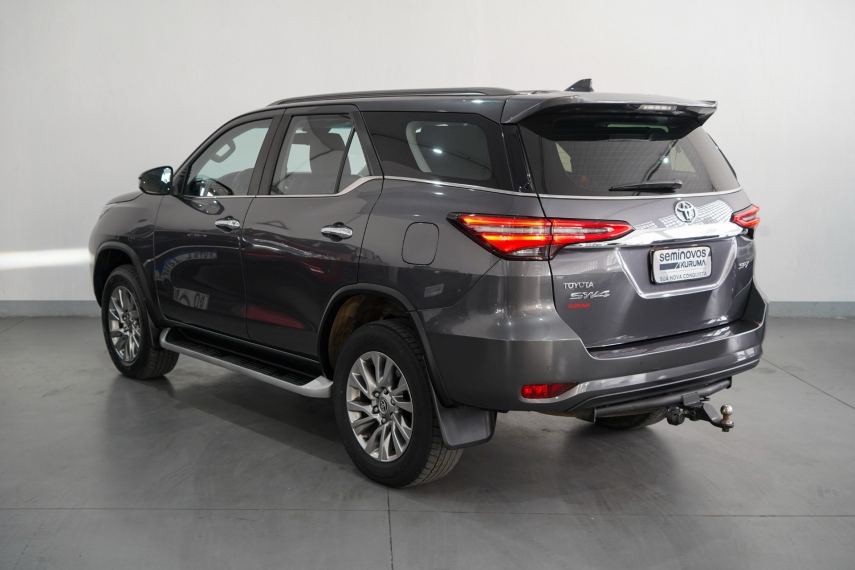 Carro Toyota HILUX SW4