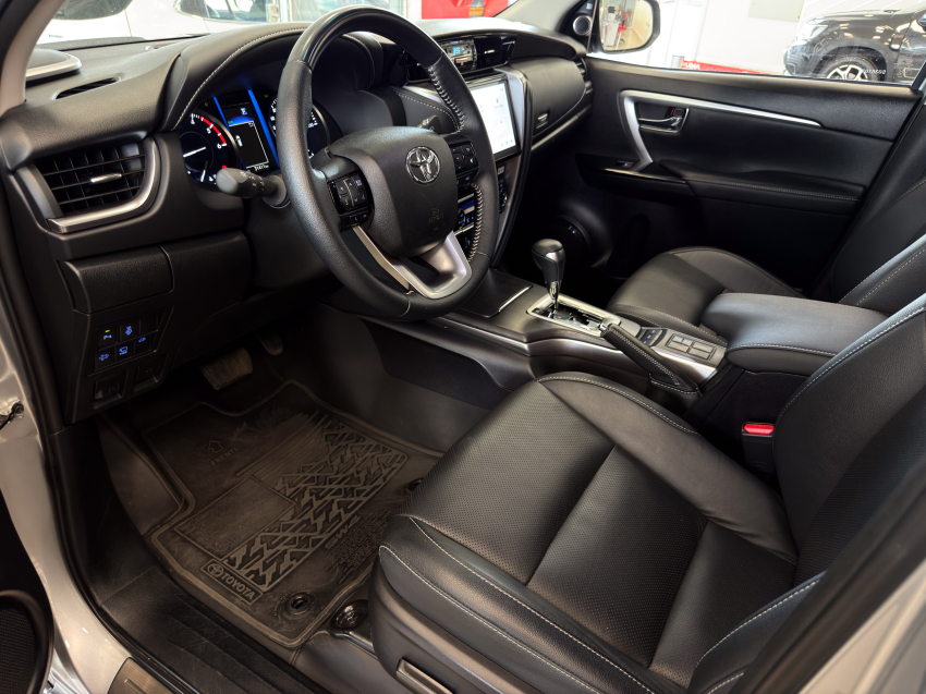 Toyota HILUX SW4 2.8 D-4D TURBO DIESEL SRX PLATINUM 4X4 AUTOMÁTICO 17