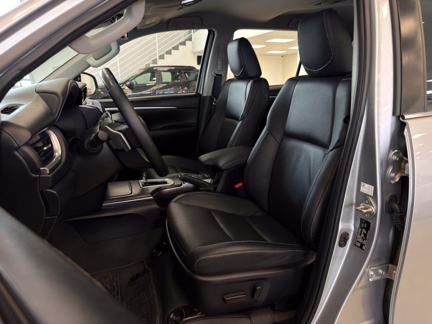 Toyota HILUX SW4 2.8 D-4D TURBO DIESEL SRX PLATINUM 4X4 AUTOMÁTICO 27