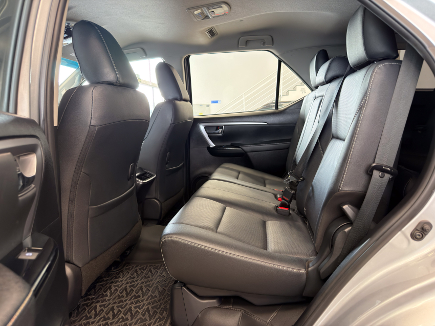 Toyota HILUX SW4 2.8 D-4D TURBO DIESEL SRX PLATINUM 4X4 AUTOMÁTICO 29