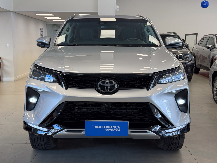 Toyota HILUX SW4 2.8 D-4D TURBO DIESEL SRX PLATINUM 4X4 AUTOMÁTICO 3