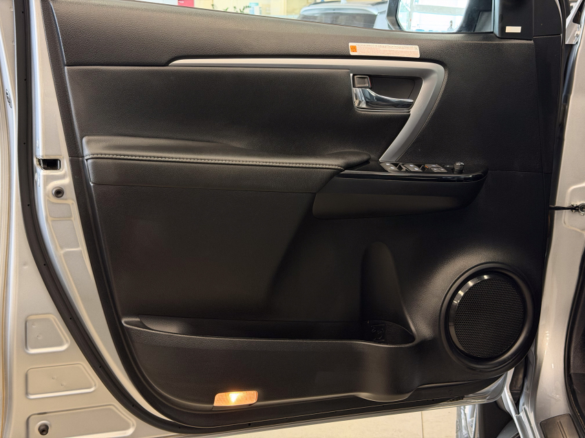 Toyota HILUX SW4 2.8 D-4D TURBO DIESEL SRX PLATINUM 4X4 AUTOMÁTICO 25