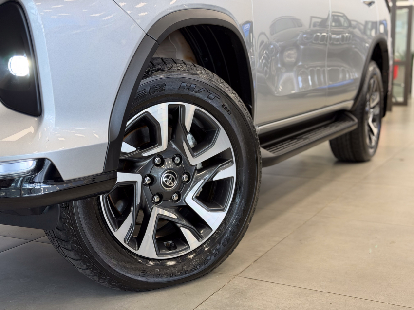Toyota HILUX SW4 2.8 D-4D TURBO DIESEL SRX PLATINUM 4X4 AUTOMÁTICO 2