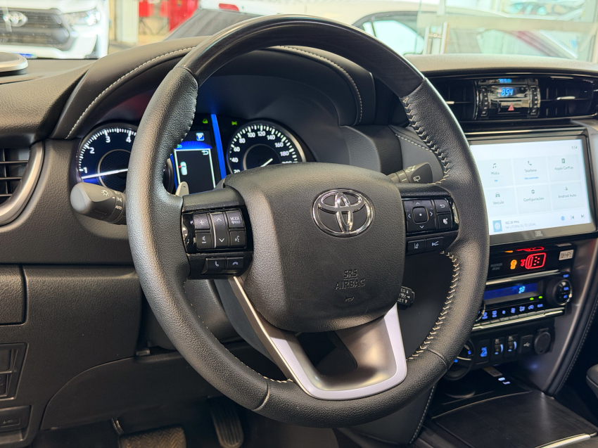 Toyota HILUX SW4 2.8 D-4D TURBO DIESEL SRX PLATINUM 4X4 AUTOMÁTICO 18