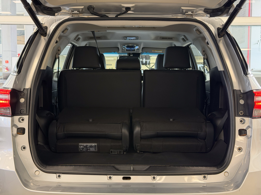 Toyota HILUX SW4 2.8 D-4D TURBO DIESEL SRX PLATINUM 4X4 AUTOMÁTICO 12