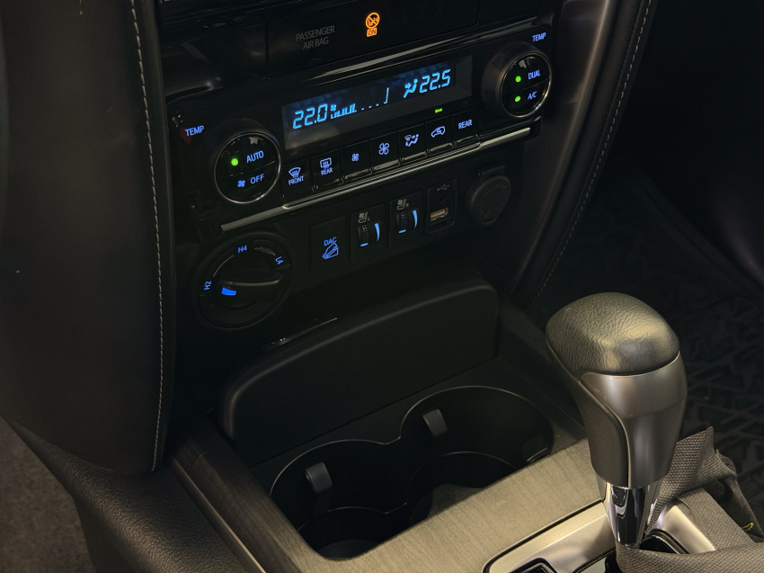 Toyota HILUX SW4 2.8 D-4D TURBO DIESEL SRX 4X4 AUTOMÁTICO 20