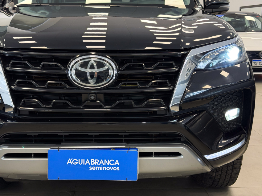 Toyota HILUX SW4 2.8 D-4D TURBO DIESEL SRX 4X4 AUTOMÁTICO 4