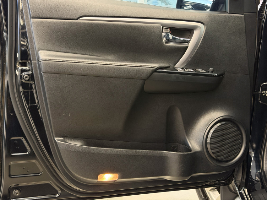 Toyota HILUX SW4 2.8 D-4D TURBO DIESEL SRX 4X4 AUTOMÁTICO 23