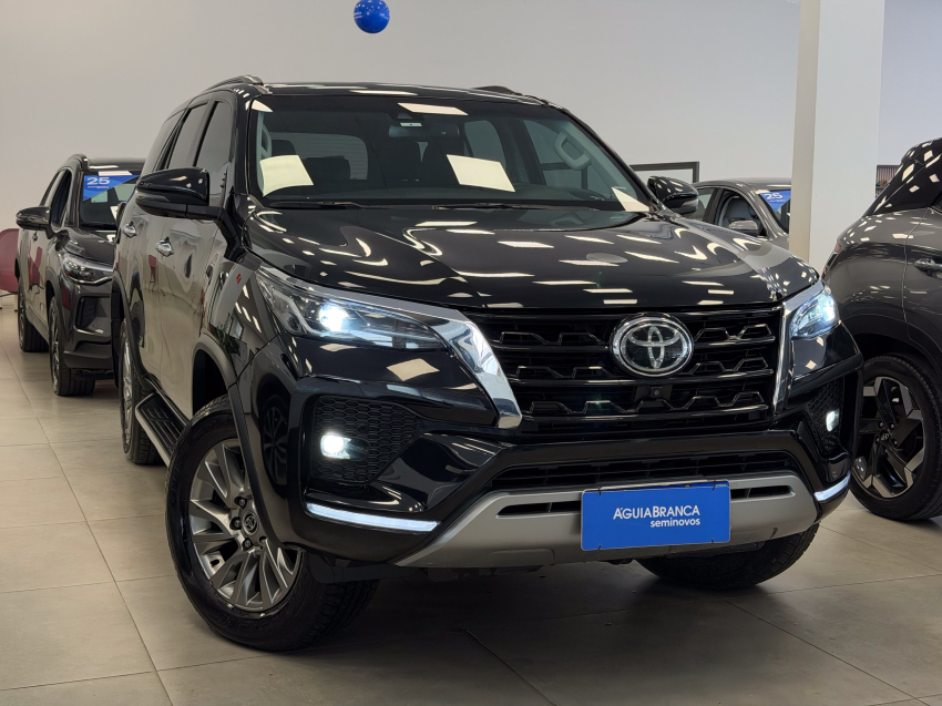 Toyota HILUX SW4 2.8 D-4D TURBO DIESEL SRX 4X4 AUTOMÁTICO 5