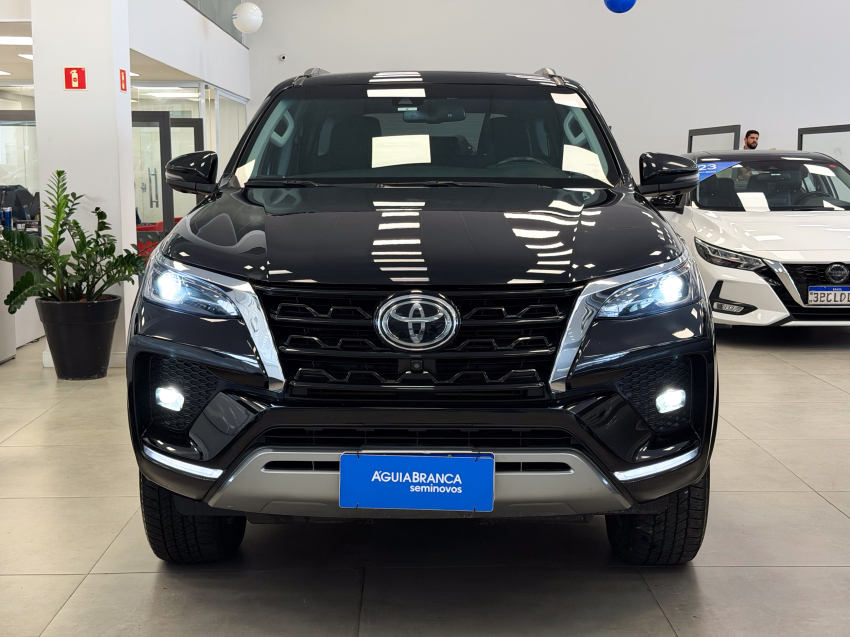 Toyota HILUX SW4 2.8 D-4D TURBO DIESEL SRX 4X4 AUTOMÁTICO 3