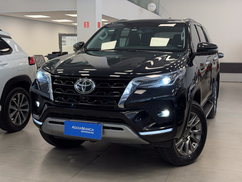 Toyota HILUX SW4 2.8 D-4D TURBO DIESEL SRX 4X4 AUTOMÁTICO