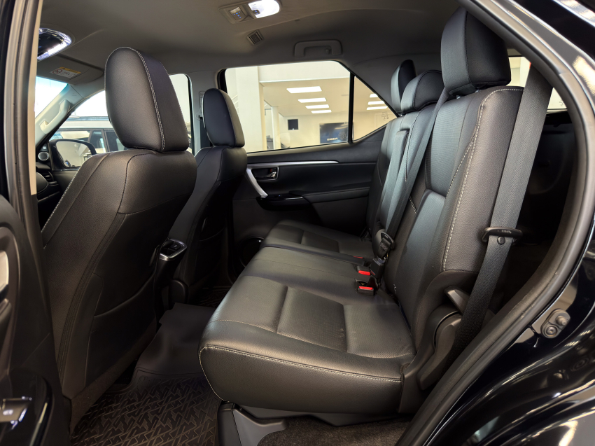Toyota HILUX SW4 2.8 D-4D TURBO DIESEL SRX 4X4 AUTOMÁTICO 27