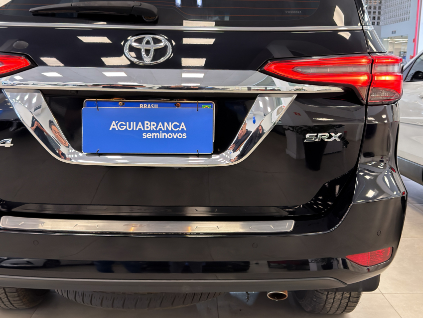 Toyota HILUX SW4 2.8 D-4D TURBO DIESEL SRX 4X4 AUTOMÁTICO 9