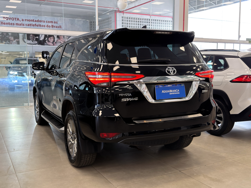 Toyota HILUX SW4 2.8 D-4D TURBO DIESEL SRX 4X4 AUTOMÁTICO 7