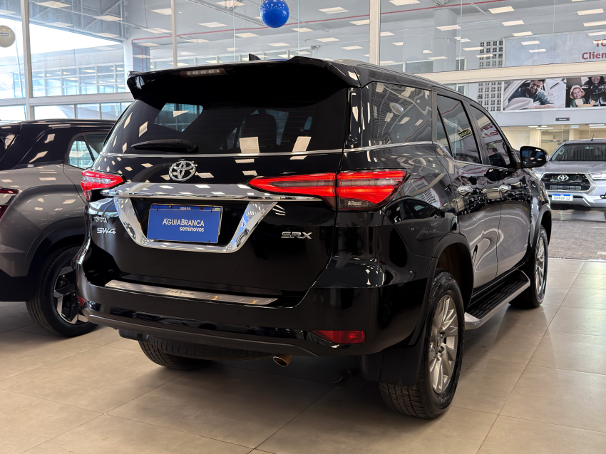 Toyota HILUX SW4 2.8 D-4D TURBO DIESEL SRX 4X4 AUTOMÁTICO 10