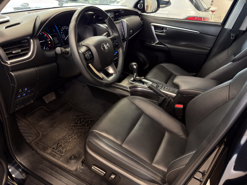 Toyota HILUX SW4 2.8 D-4D TURBO DIESEL SRX 4X4 AUTOMÁTICO 15