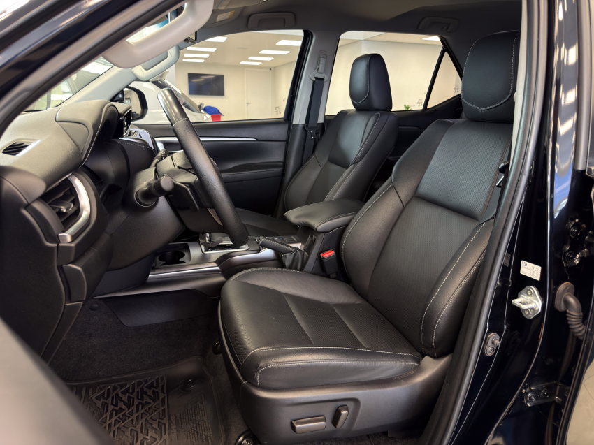 Toyota HILUX SW4 2.8 D-4D TURBO DIESEL SRX 4X4 AUTOMÁTICO 25