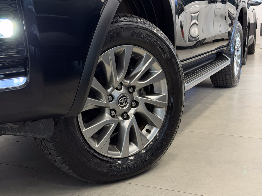 Toyota HILUX SW4 2.8 D-4D TURBO DIESEL SRX 4X4 AUTOMÁTICO 2