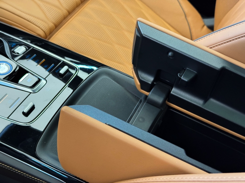 Carro BYD TAN