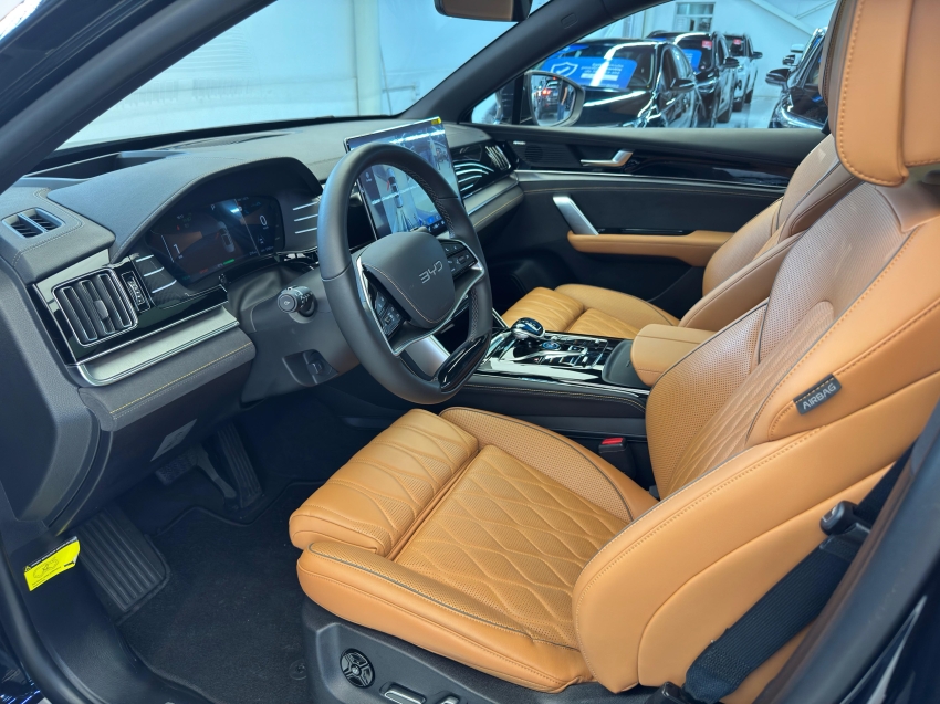 Carro BYD TAN