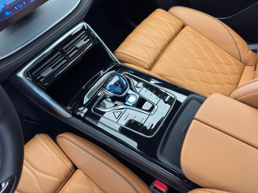 Carro BYD TAN