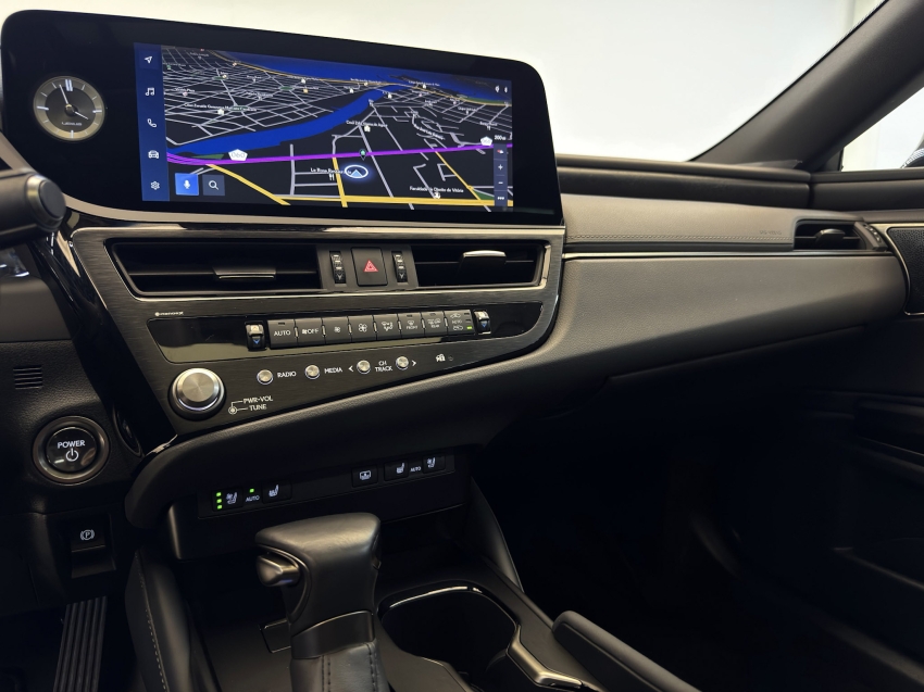 Carro Lexus ES 300h