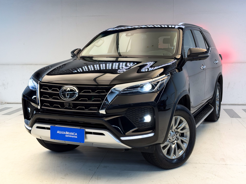 Toyota HILUX SW4 2.8 D-4D TURBO DIESEL SRX PLATINUM 4X4 AUTOMÁTICO