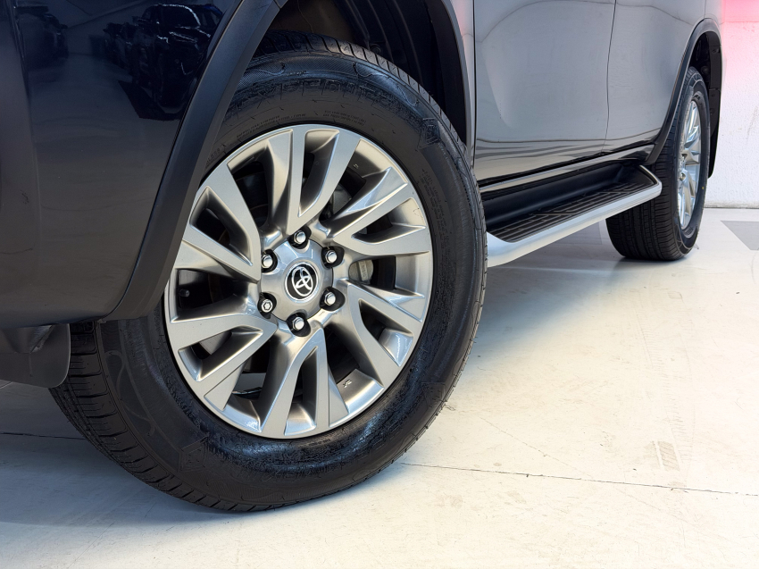 Toyota HILUX SW4 2.8 D-4D TURBO DIESEL SRX PLATINUM 4X4 AUTOMÁTICO 2