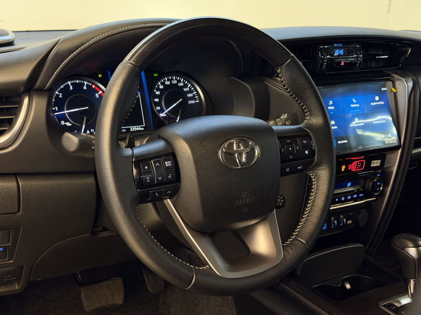 Toyota HILUX SW4 2.8 D-4D TURBO DIESEL SRX 4X4 AUTOMÁTICO 17