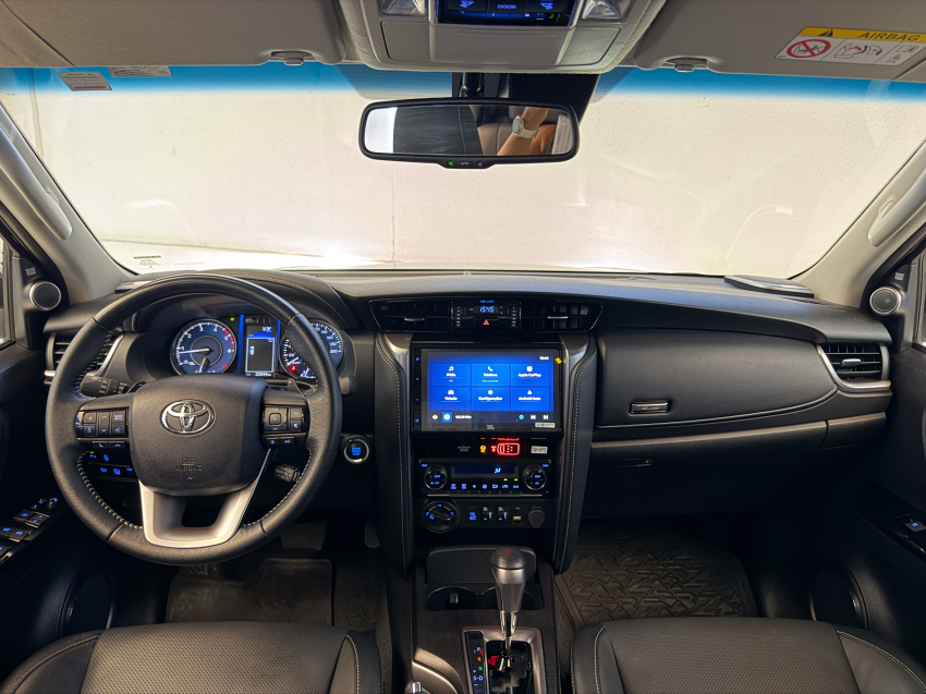 Toyota HILUX SW4 2.8 D-4D TURBO DIESEL SRX 4X4 AUTOMÁTICO 15