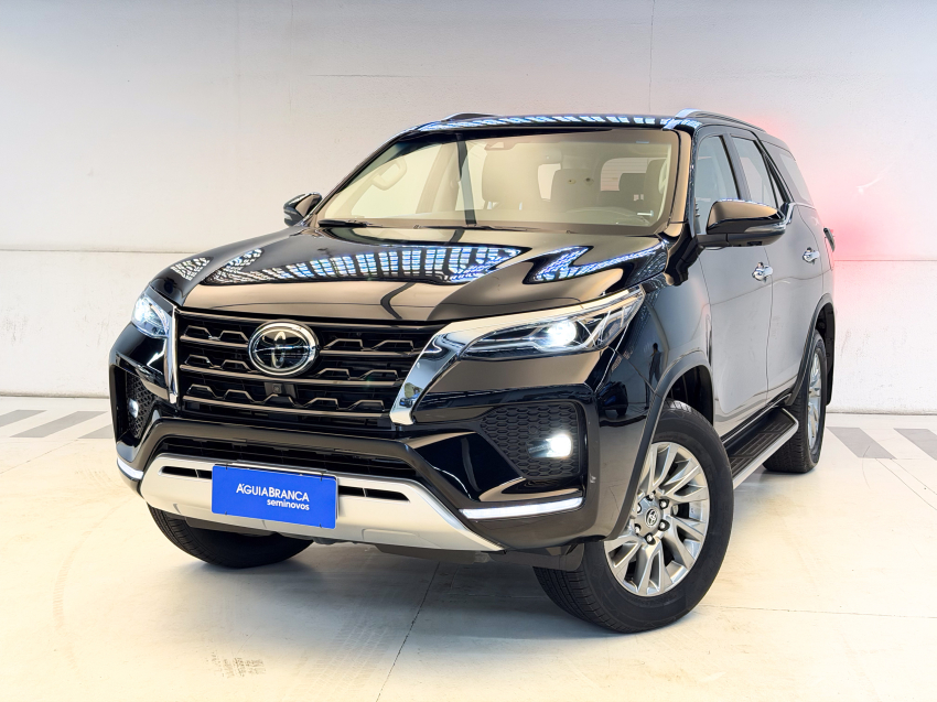 Toyota HILUX SW4 2.8 D-4D TURBO DIESEL SRX 4X4 AUTOMÁTICO