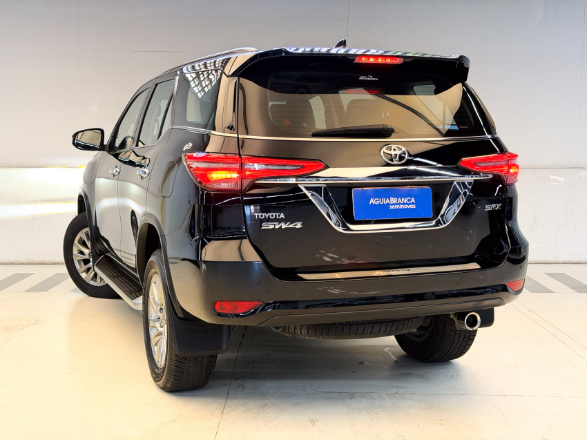 Toyota HILUX SW4 2.8 D-4D TURBO DIESEL SRX 4X4 AUTOMÁTICO 7