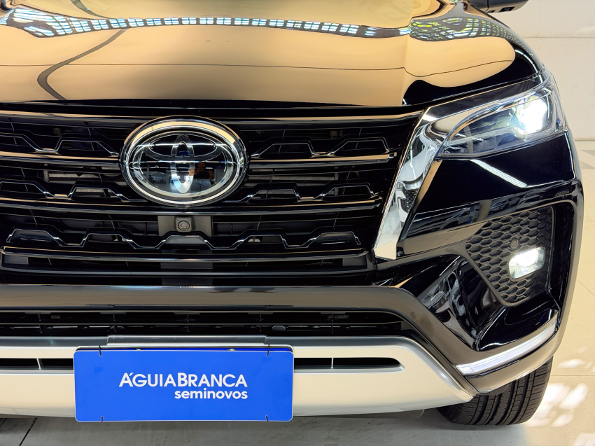 Toyota HILUX SW4 2.8 D-4D TURBO DIESEL SRX 4X4 AUTOMÁTICO 4