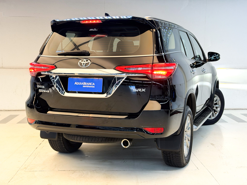 Toyota HILUX SW4 2.8 D-4D TURBO DIESEL SRX 4X4 AUTOMÁTICO 10