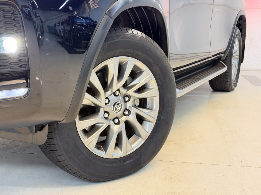 Toyota HILUX SW4 2.8 D-4D TURBO DIESEL SRX 4X4 AUTOMÁTICO 2