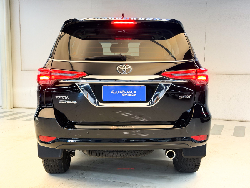 Toyota HILUX SW4 2.8 D-4D TURBO DIESEL SRX 4X4 AUTOMÁTICO 8