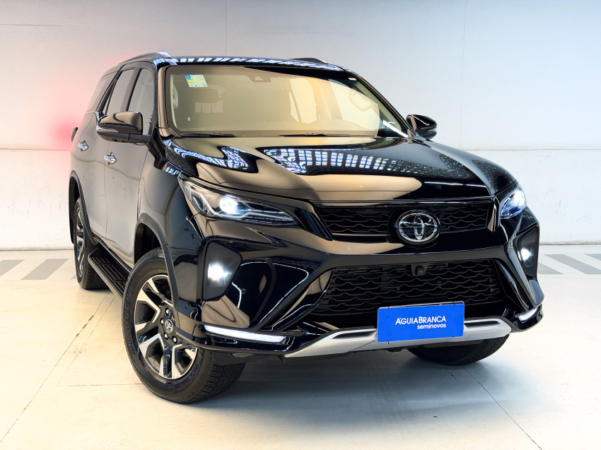 Toyota HILUX SW4 2.8 D-4D TURBO DIESEL SRX PLATINUM 4X4 AUTOMÁTICO 5