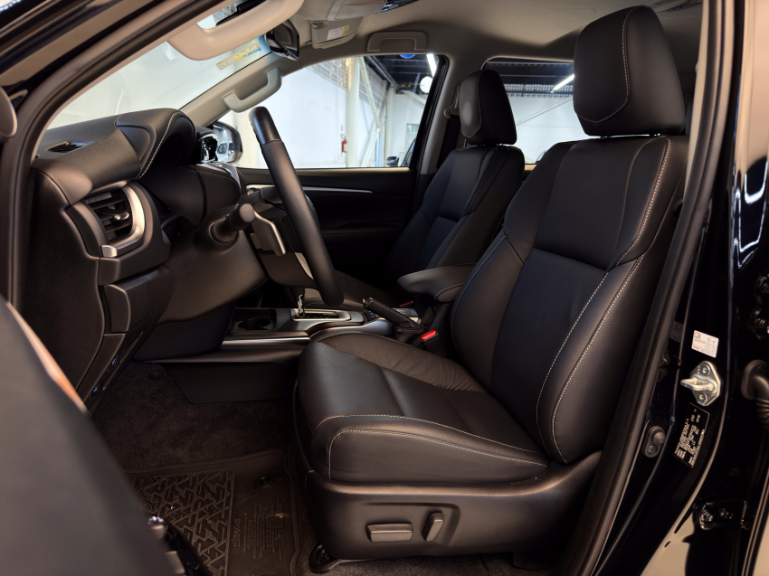 Toyota HILUX SW4 2.8 D-4D TURBO DIESEL SRX PLATINUM 4X4 AUTOMÁTICO 25