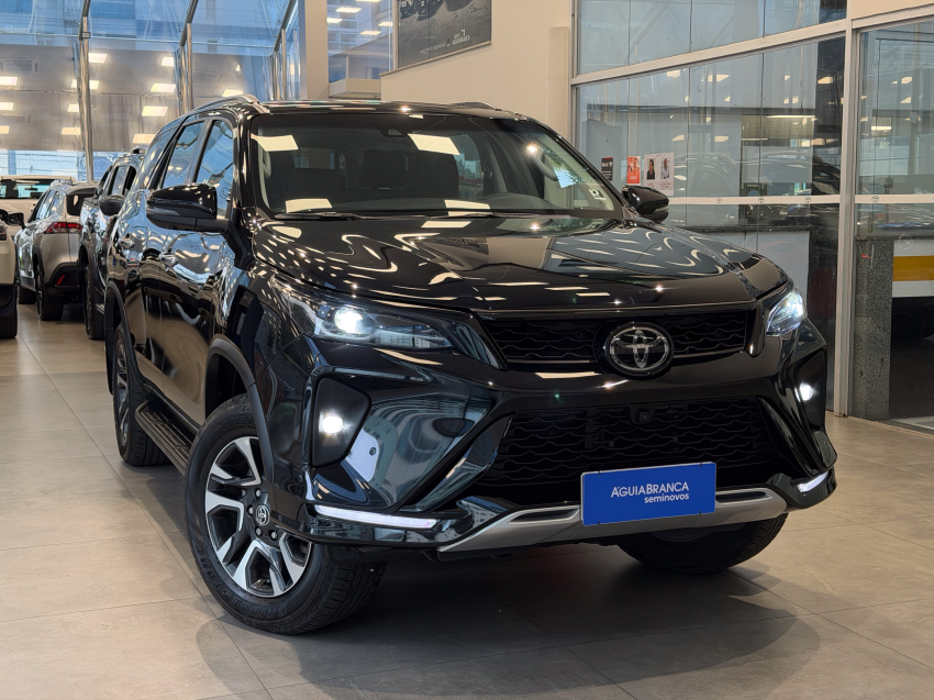 Toyota HILUX SW4 2.8 D-4D TURBO DIESEL SRX PLATINUM 7L 4X4 AUTOMÁTICO 5