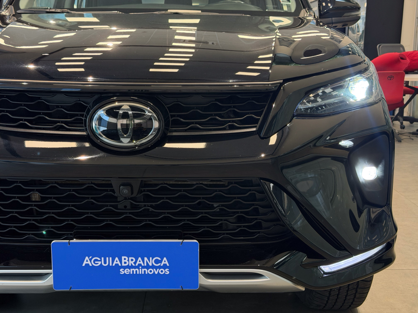 Toyota HILUX SW4 2.8 D-4D TURBO DIESEL SRX PLATINUM 7L 4X4 AUTOMÁTICO 4
