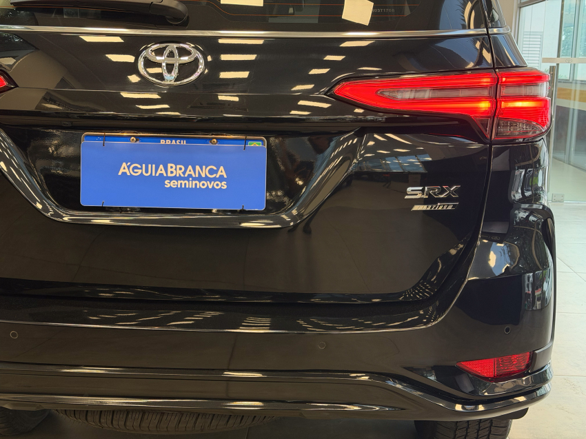 Toyota HILUX SW4 2.8 D-4D TURBO DIESEL SRX PLATINUM 7L 4X4 AUTOMÁTICO 9