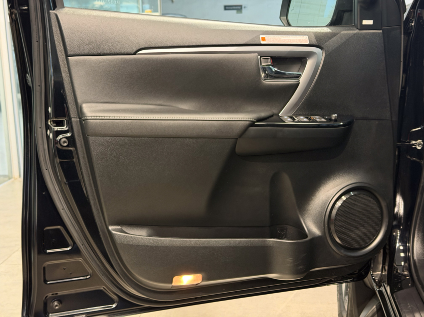 Toyota HILUX SW4 2.8 D-4D TURBO DIESEL SRX PLATINUM 7L 4X4 AUTOMÁTICO 24