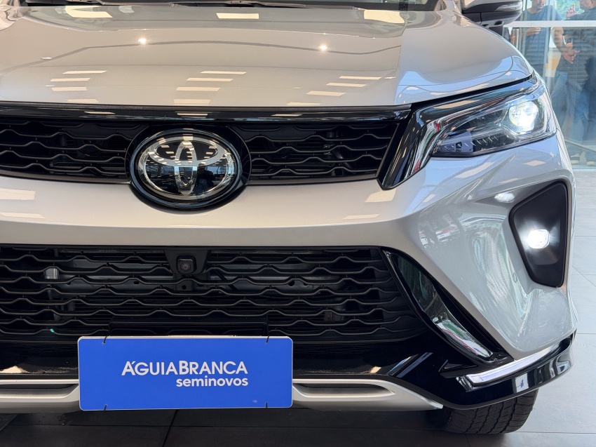 Toyota HILUX SW4 2.8 D-4D TURBO DIESEL SRX PLATINUM 7L 4X4 AUTOMÁTICO 4
