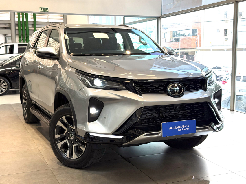 Toyota HILUX SW4 2.8 D-4D TURBO DIESEL SRX PLATINUM 7L 4X4 AUTOMÁTICO 5